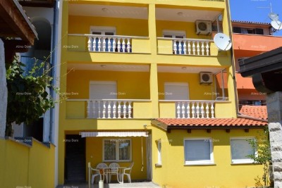 Haus mit vier separaten Wohnungen. 1 km nach Verudela.