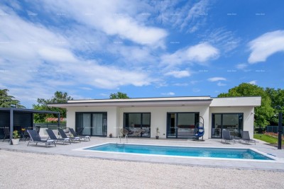 KANFANAR, MODERNA VILA PRIZEMNICA S BAZENOM – MIRNA LOKACIJA