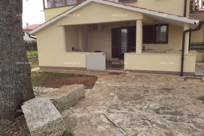 NOVIGRAD - Prodaja dva stana u obiteljskoj kući