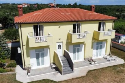 Umag. Lijepa kuca sa šest apartmana.