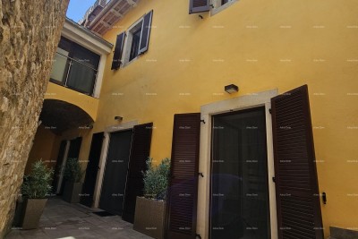 Čudovita hiša s tremi etažiranimi apartmaji v starem mestnem jedru Poreča!