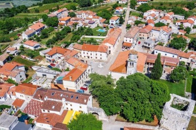 Na prodaj stara kamnita hiša s zemljiščem v Barbanu – idealno za počitniško hišo