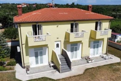 Umag. Lijepa kuća sa šest apartmana.