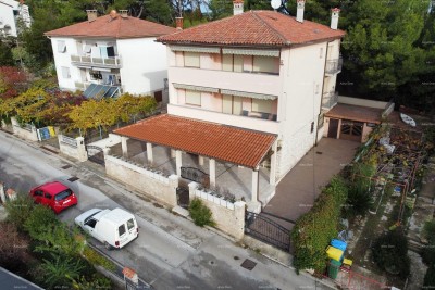 Pula. Zelenika! Samostojeća kuća s garažom! Blizina plaže i mora na samo 50 metara!