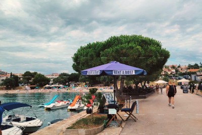 Pješčana uvala.Luksuzni stan s pogledom na more, 30 m od plaže, savršen za obitelj
