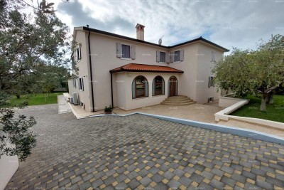 Modernes Haus mit zwei Wohnungen, Hallenbad und großem Garten