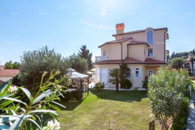 Kuća s apartmanima i bazenom u Premanturi – pogled na more!